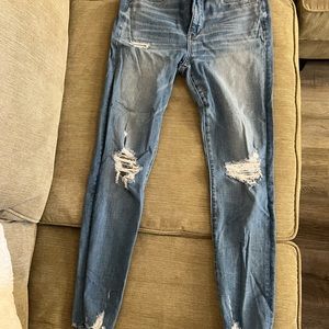 Super comfortable high waisted American Eagle Jeans. Size 8 very breathable